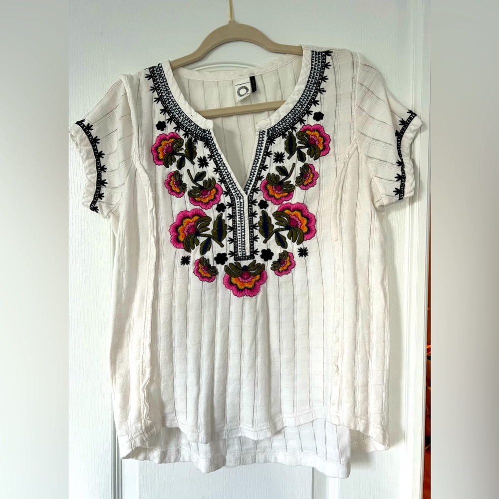 Super soft cotton tee with embroidered detailing.  Great condition!